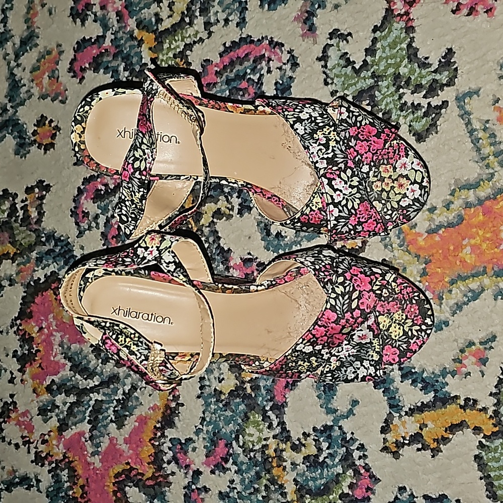 Flower Pattern Wedge! - image 3